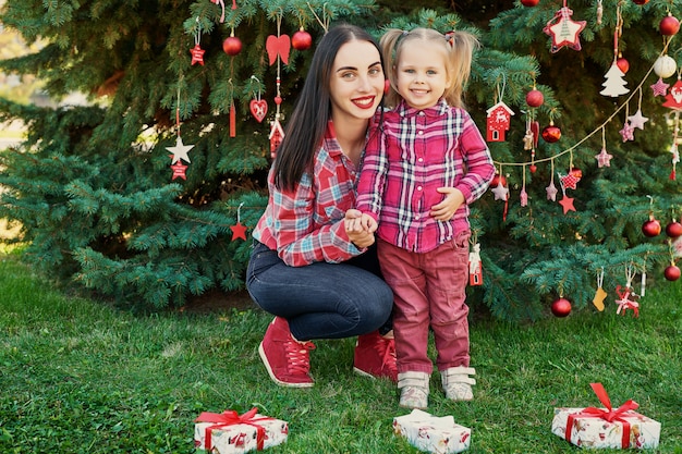 Rodzinna Sesja Zdjęciowa Matki I Córki W Lipcu W Pobliżu Choinki Z Prezentami W Parku