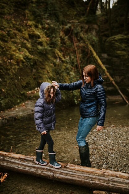 Rodzinna Wycieczka Na Kemping Mama I Córka Spacerują Po Lesie