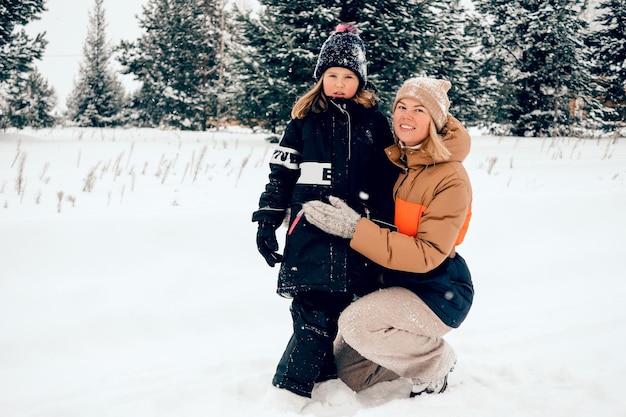 rodzinna zabawa śnieżny sezon styl życia na zewnątrz mama i córka bawiące się w śniegu