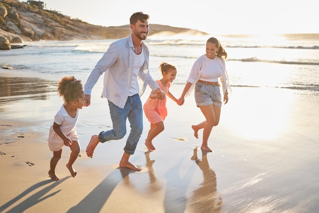 Rodzinne Dzieci I Plaża Biegają Razem Szczęśliwi I Zabawni Na Wakacjach Nad Morzem Mama Dziewczyna Dzieci I Tata Nad Oceanem Bawią Się W Wodzie I Piasku Pokazują Szczęście Na Wakacjach Lub W Podróży Latem