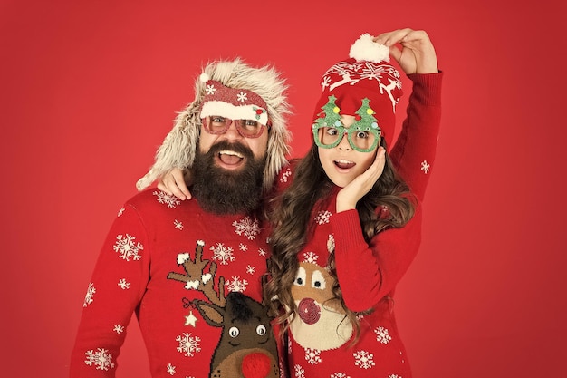Rodzinne noszenie zimowych swetrów Zabawa Świąteczne wspomnienia Rodzinne wakacje Wartości rodzinne Tata i córka świętują nowy rok Szczęśliwa rodzina Mała dziewczynka i wesoły ojciec Mężczyzna Akcesoria imprezowe