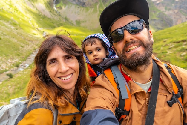 Rodzinne selfie przy wodospadzie Salto de Tendenera w Pirenejach Ripera