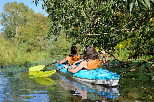 Rodzinne Spływy Kajakowe, Matka I Córka Wiosłują W Kajaku Na Wycieczce Kajakiem Po Rzece, Bawiąc Się, Aktywny Jesienny Weekend I Wakacje Z Dziećmi, Koncepcja Fitness