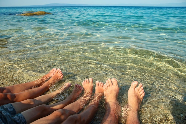 Rodzinne stopy na piasku na plaży podczas wakacji