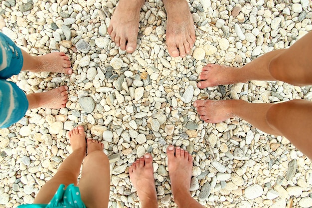 Rodzinne stopy na piasku na plaży