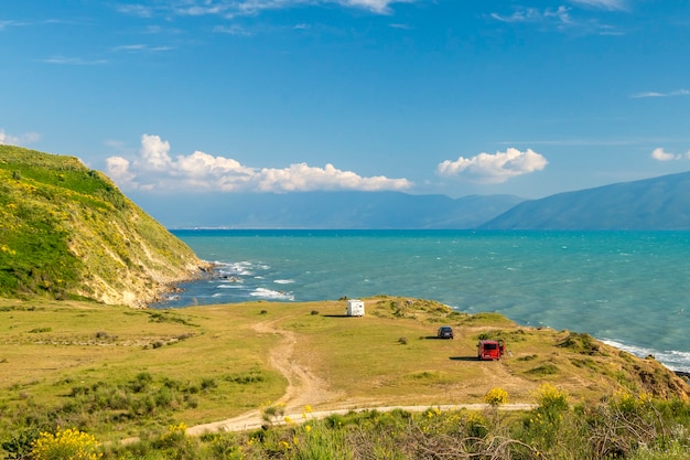 Rodzinne wakacje podróż RV, wyjazd na wakacje w kamperze, wakacje w przyczepie kempingowej. Piękna przyroda Albania naturalny krajobraz.