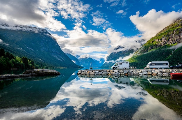 Rodzinne wakacje podróż RV, wyjazd na wakacje w kamperze, wakacje w przyczepie kempingowej. Piękna przyroda Norwegia naturalny krajobraz.