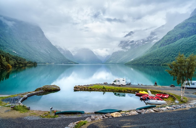 Rodzinne wakacje podróż RV, wyjazd na wakacje w kamperze, wakacje w przyczepie kempingowej. Piękna przyroda Norwegia naturalny krajobraz.