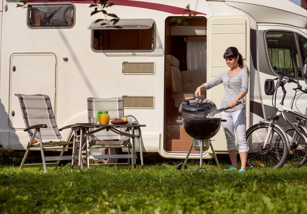 Rodzinne wakacje podróż RV, wyjazd na wakacje w kamperze, wakacje w przyczepie kempingowej. Piknik z grillem na świeżym powietrzu.