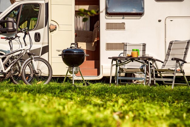 Zdjęcie rodzinne wakacje podróż rv, wyjazd na wakacje w kamperze, wakacje w przyczepie kempingowej. piknik z grillem na świeżym powietrzu.