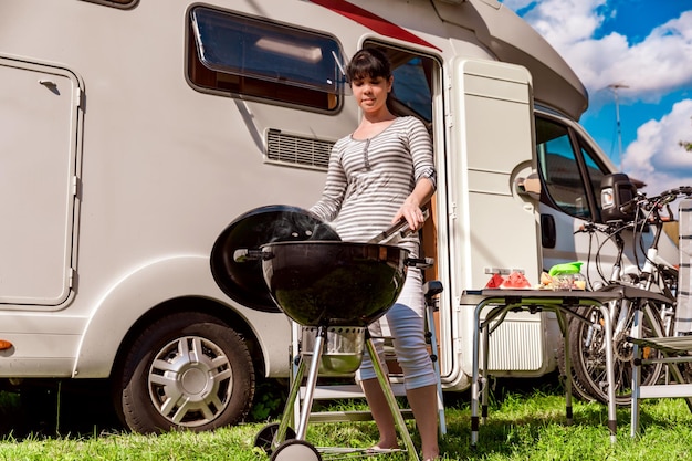 Zdjęcie rodzinne wakacje podróż rv, wyjazd na wakacje w kamperze, wakacje w przyczepie kempingowej. piknik z grillem na świeżym powietrzu.