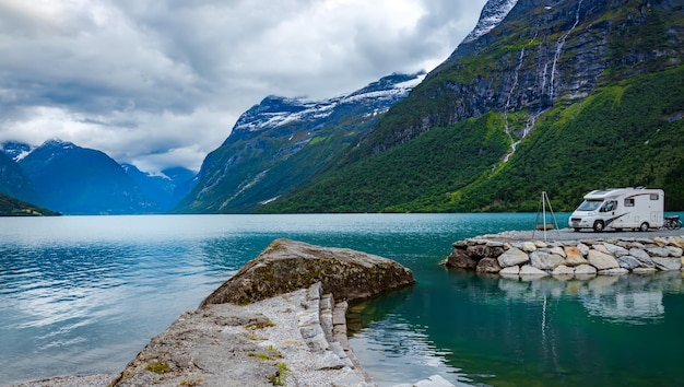 Rodzinne wakacje podróże RV wakacyjna wycieczka w kamperze Samochód kempingowy Wakacje Piękna przyroda Norwegia naturalny krajobraz