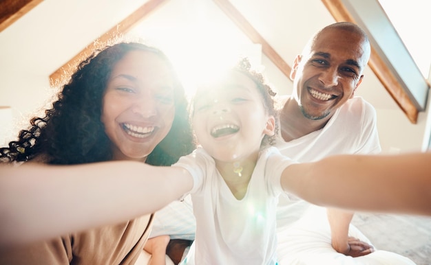 Rodzinne zabawne i twarzowe selfie w domu łączące się i śmiejące się razem z soczewką słoneczną Portret szczęśliwy lub dziewczyna z ojcem matką i rodzicami z zdjęciem profilowym na pamiątkę w mediach społecznościowych