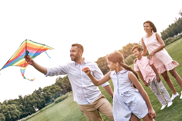 Rodzinne zajęcia weekendowe z latawcem chodzącym po polu w natur