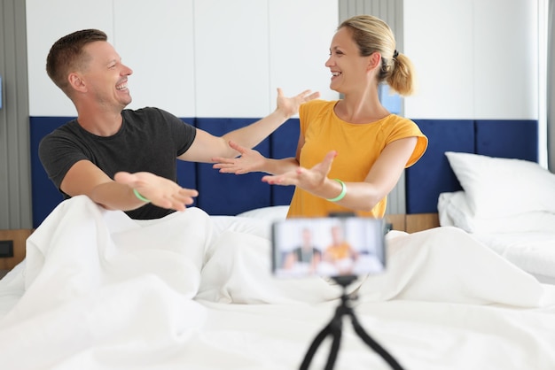 Rodzinni blogerzy kręcą zabawne wideo w sypialni na aparacie, kręcąc zabawne wideo na bloga