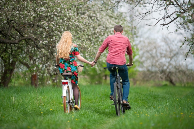 Rodzinni Jeździeccy Bicykle W Wiosna Ogródzie I Mienie Rękach