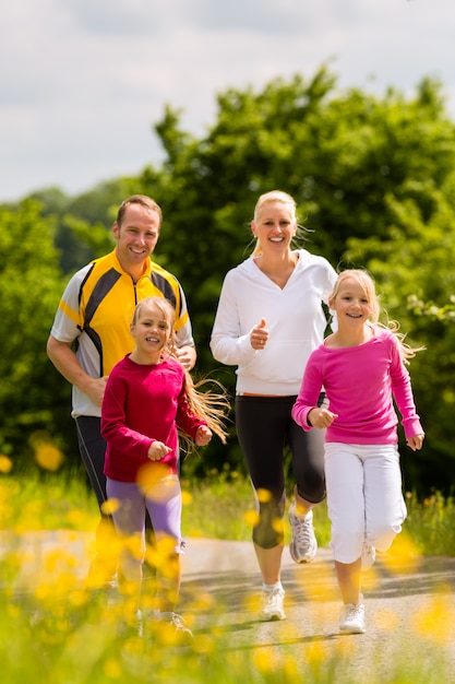 Rodzinny Jogging Dla Dzieci Na świeżym Powietrzu W Letni Dzień