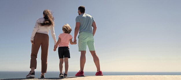 Rodzinny letni transparent z matką i córką, ojcem i synem Mama tata i dziecko kochają relaks razem