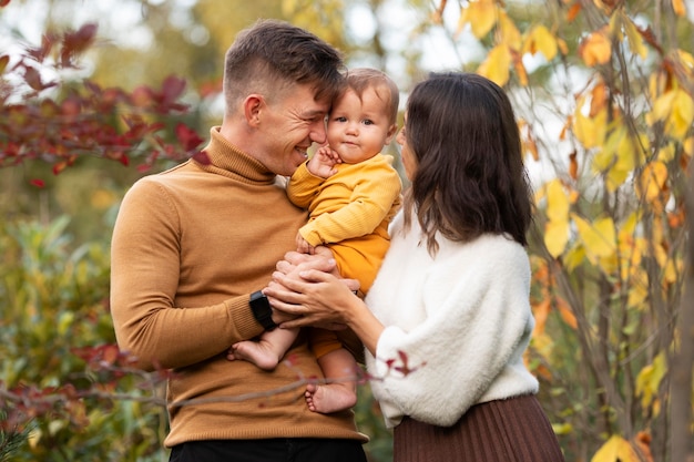 Zdjęcie rodzinny styl życia na świeżym powietrzu w okresie jesiennym
