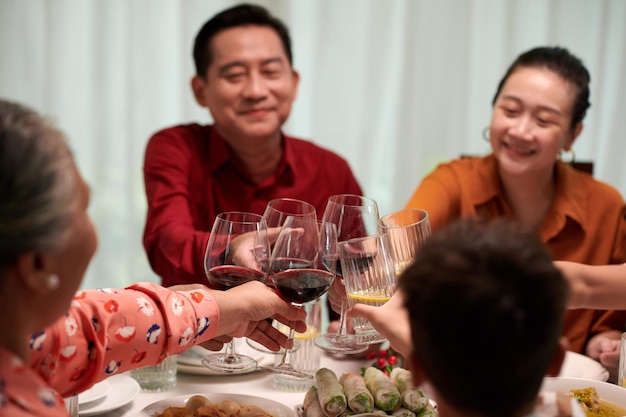 Rodzinny toast z kieliszkami na wino
