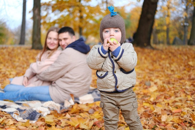 Rodzinny weekend Młodzi rodzice z małym synkiem spędzają razem czas