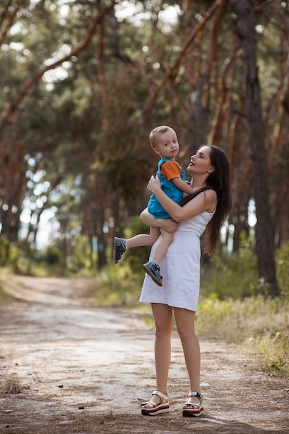 rodzinny wypoczynek na świeżym powietrzu. dziecko i mama. szczęśliwe momenty.