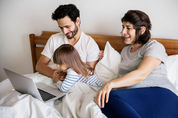 Rodziny w ciąży spędzać czas razem za pomocą laptopa