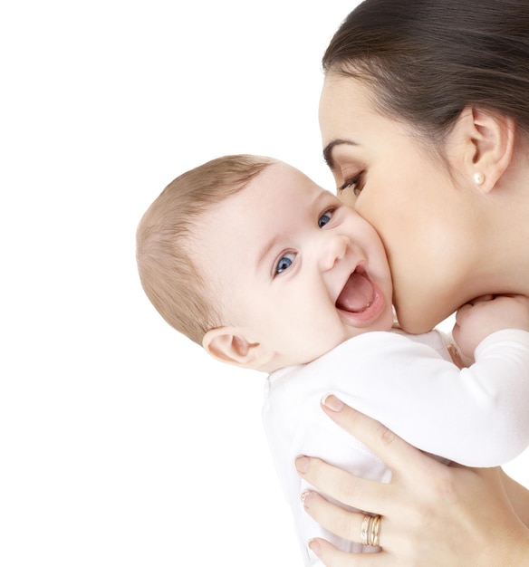 Rodziny, wychowywać i opieka nad dzieckiem pojęcie - szczęśliwa matka całuje uroczego dziecka