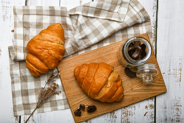 Rogaliki Czekoladowe Początek Poranka. Kubek Kawy. świeży Francuski Rogalik. Filiżanka I świezi Piec Croissants Na Drewnianym Tle. Widok Z Góry.