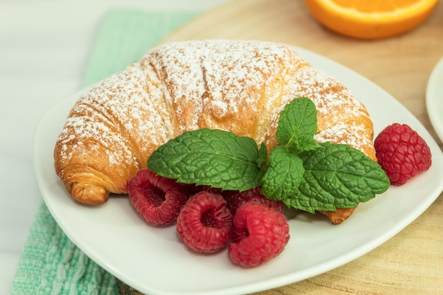 Rogaliki i świeże maliny Świeże i pyszne rogaliki