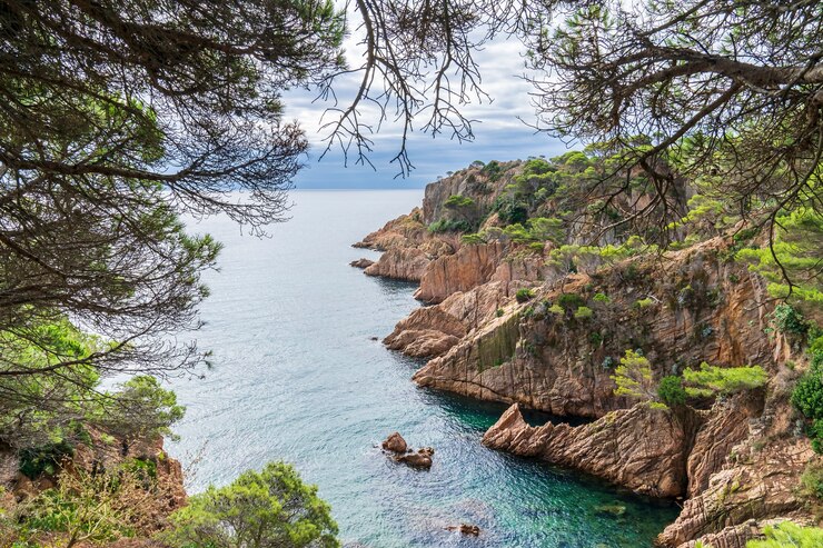 Rogi wybrzeża Costa Brava w Hiszpanii.