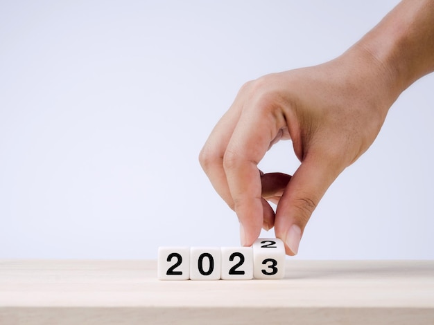 Rok Kalendarzowy 2022 Zmienił Się Na Koncepcję Sukcesu 2023 White Cube Bloki Obracające Się Ręcznie Na Przejście Z 2022 Na 2023 Przygotowanie Do Wesołych świąt I Szczęśliwego Nowego Roku Na Niebieskim Tle