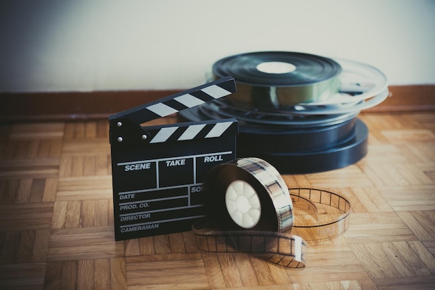 Rola filmowa i łupek na podłodze z drewna twardego