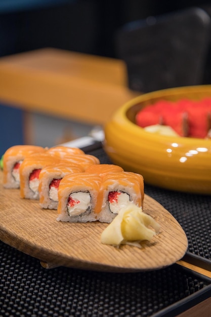 Rolada Z łososiem Królewskim Różne Rolki Sushi Z łososiem Tobika Z Kawiorem Chuka Menu Sushi