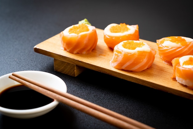 rolada ze świeżego łososia sushi z majonezem i jajkiem krewetkowym - po japońsku