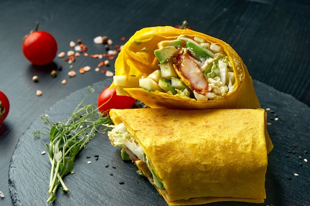 Roladka Shawarma Lub Burrito Z Mango, Krevektą, Ogórkiem I Sałatą. Uliczne Jedzenie