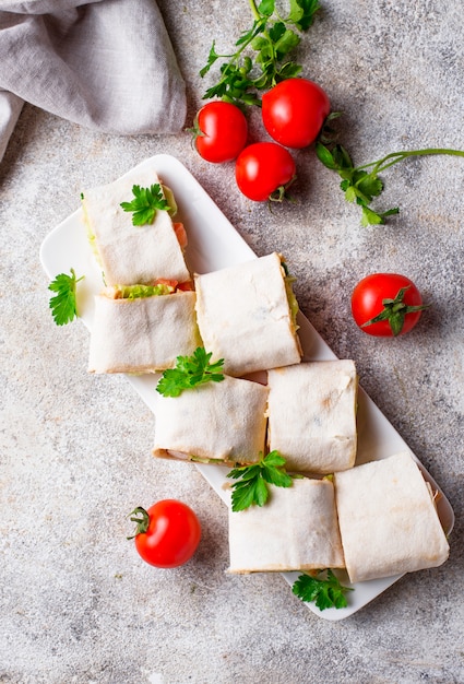 Zdjęcie roladki lavash z kurczakiem i warzywami