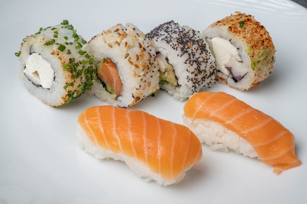 Roladki sushi i kawałki nigiri z łososiem na whitelate