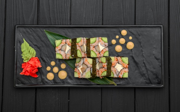 Roladki sushi, nigiri, surowy łosoś, marynowany imbir Kuchnia azjatycka Kolacja