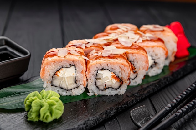 Roladki sushi z grillowanym łososiem i gruszką