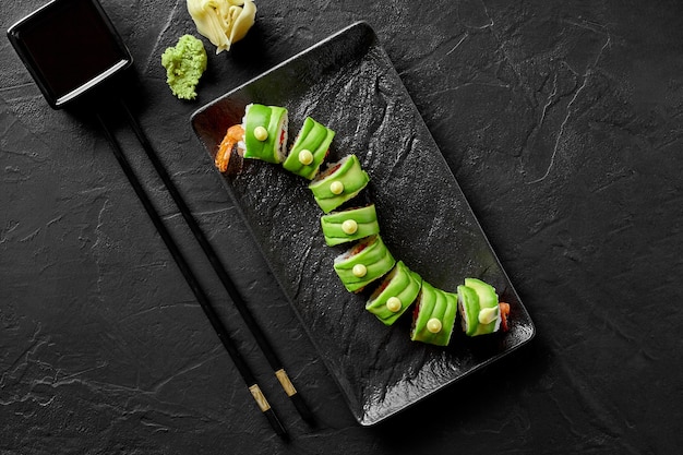 Roladki sushi z krewetkami tobiko i awokado