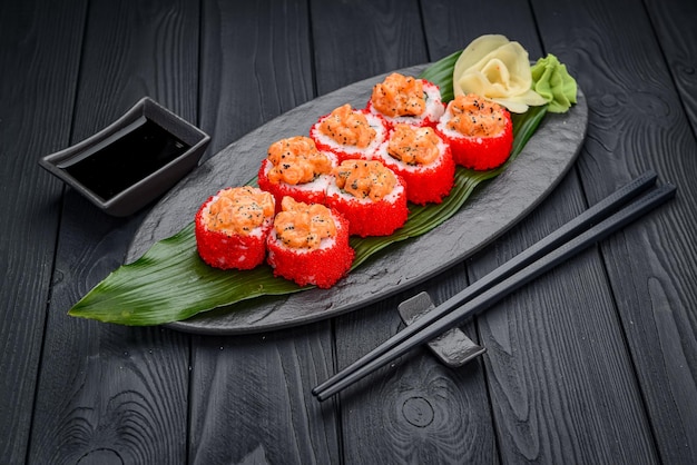 Roladki sushi z łososiem w tempurze i kawiorem tobiko