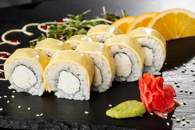 Roladki sushi z serem topionym, serem cheddar, serem amerykańskim i twarogiem w środku na czarno