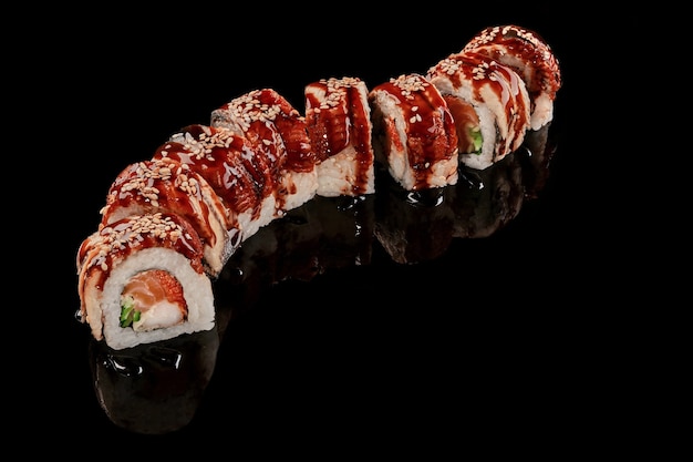 Roladki sushi z węgorzem, krewetkami, łososiem, ogórkami tobiko i sosem unagi