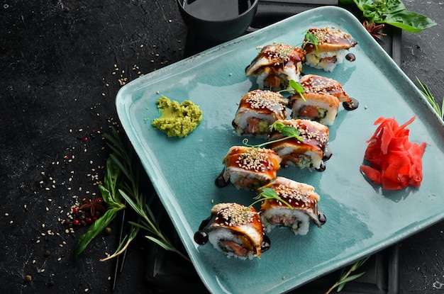 Roladki sushi z węgorzem wasabi i sosem sojowym Japońskie jedzenie Widok z góry Styl rustykalny?