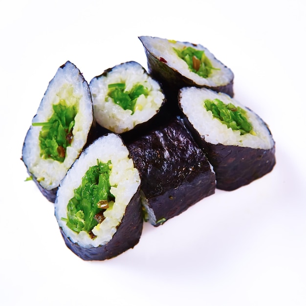 Roladki sushi z wodorostami hiashi Wegetariańskie bułki maki Niskokaloryczny posiłek Japońskie jedzenie Kuchnia azjatycka Białe tło Zbliżenie Nieostrość