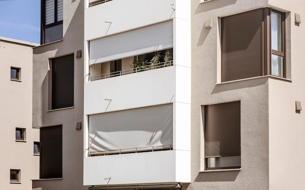 Rolety na żaluzjach zewnętrznych na balkonie. Zewnętrzne żaluzje przeciwsłoneczne na fasadzie domu