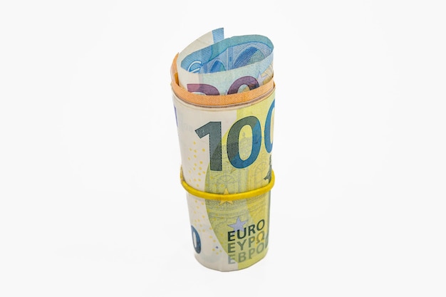 Rolka banknotów euro w gumce Banknoty UE w rolce pieniędzy. Koncepcja przestępczości zorganizowanej