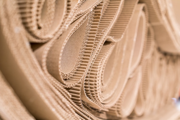Zdjęcie rolka papieru falistego papieru złożonego losowo.