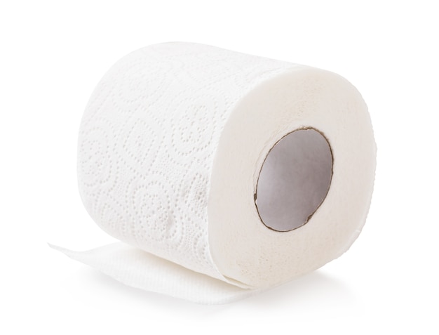 Rolka papieru toaletowego na białym tle